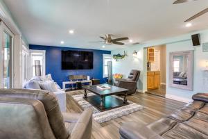 Μια τηλεόραση ή/και κέντρο ψυχαγωγίας στο Port Charlotte Home with Private Dock and Pool!