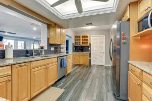 Η κουζίνα ή μικρή κουζίνα στο Port Charlotte Home with Private Dock and Pool!