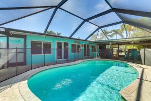 Πισίνα στο ή κοντά στο Port Charlotte Home with Private Dock and Pool!