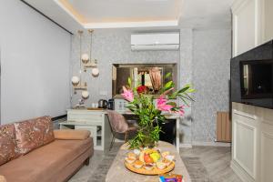 - un salon avec un canapé et une table dans l'établissement Ayramin Hotel Taksim, à Istanbul