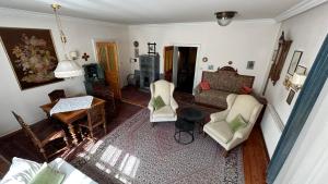 an aerial view of a living room with a couch and chairs at hAUSzeit - Bungalow in Leoben
