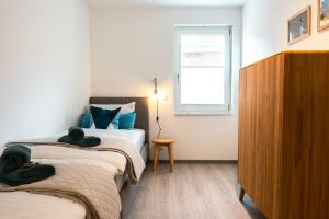 1 dormitorio con 2 camas y toallas. en Luxuswohnung am Steinhuder Meer - Tierfreundlich - A, en Wunstorf