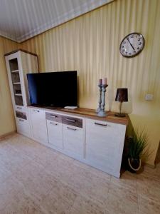TV a/nebo společenská místnost v ubytování Via Mar Apartments