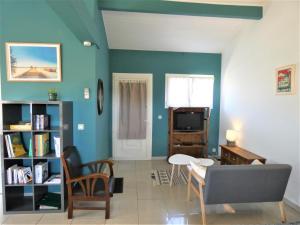 a living room with a couch and a tv at Les palombieres in Soustons