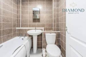 Ένα μπάνιο στο FOUNDRY - 2 Bedrooms, Fully Equipped, Free Parking, WiFi, FAVOURITE for Contractors, Long Stays Welcome, Food, Bars, Shops by Diamond Short Lets +16 φωτογραφίες