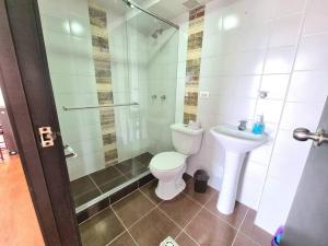 a bathroom with a toilet and a sink at apartamento con vista volcán in Pasto