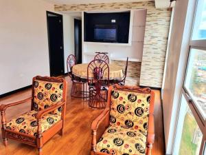 a living room with a dining room table and chairs at apartamento con vista volcán in Pasto