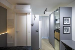 - une chambre avec une porte blanche et un miroir dans l'établissement ON Imarés, à São Paulo