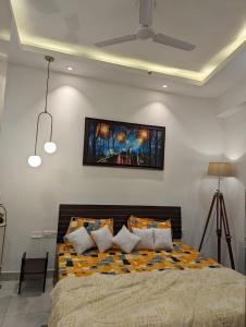 Кровать или кровати в номере Praavi homestay