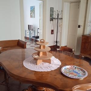 a wooden tower sitting on top of a wooden table at Casa di Paola a Tufo in Santa Paolina