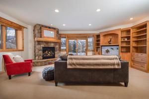 un soggiorno con divano e camino di Walking distance to downtown Breck, Stunning ski resort panorama, hot tub, foosball, arcade machine! a Breckenridge
