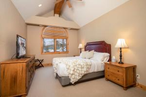 una camera da letto con un letto grande e una finestra di Walking distance to downtown Breck, Stunning ski resort panorama, hot tub, foosball, arcade machine! a Breckenridge