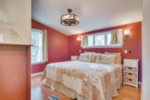 una camera da letto con pareti rosse e un letto e due finestre di Waterfront Lake Webb Cabin Rental with Dock and Views! 