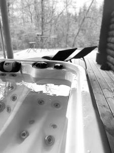 eine Badewanne auf einer Holzterrasse in der Unterkunft Chalet Amoureux (Région Durbuy) in Heure