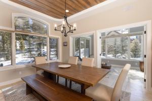 Χώρος καθιστικού στο Trail walk to town, Panoramic views of Breck Resort, Hot tub, Elegant Finishes!!