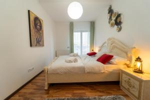 a bedroom with a bed with two towels on it at Spacious 3 rooms 5* mansion near Muzeului square. Free parking in Cluj-Napoca