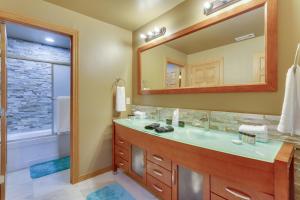 Ένα μπάνιο στο Beautiful 7 BEDROOM, 3 gathering areas, pool table, hot tub, and huge deck with 360-degree views!! +35 φωτογραφίες