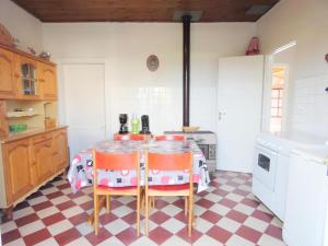 a kitchen with a table and two chairs at Le point du jour in Lit-et-Mixe