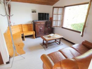 a living room with a couch and a table at Le point du jour in Lit-et-Mixe +3 photos
