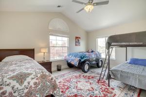 - une chambre avec un lit et une voiture dans l'établissement Spacious Family Retreat - 4 Mi to Downtown!, à Reno