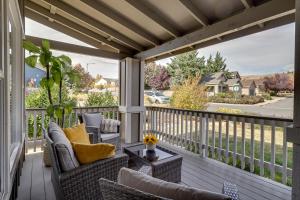 - une terrasse couverte avec des chaises en osier et une table dans l'établissement Spacious Family Retreat - 4 Mi to Downtown!, à Reno