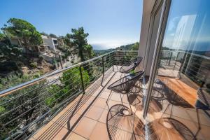 een balkon met stoelen en uitzicht op de bergen bij Villa Lovely Breeze, heerlijk familiehuis, 7pers. in Lloret de Mar