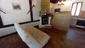 a living room with a couch and a fireplace at Au bénédit ii in Vielle-Saint-Girons +4 photos