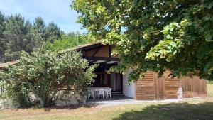 a barn with a table and chairs in front of it at Au bénédit ii in Vielle-Saint-Girons