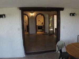 um corredor aberto com uma mesa e uma sala de jantar em El rancho de monte em San Miguel del Monte