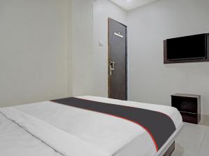 Collection O Hotel Brahma Residency tesisinde bir odada yatak veya yataklar