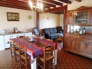 uma sala de estar com uma mesa e uma cozinha em Jouanon em Bias