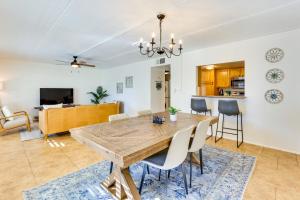 Televisyen dan/atau pusat hiburan di Community Pool at Litchfield Park Condo