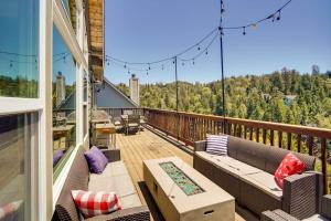 Balkón nebo terasa v ubytování Lake Arrowhead Getaway with Decks and Game Room!