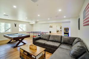Posezení v ubytování Lake Arrowhead Getaway with Decks and Game Room!