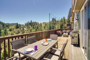 Balkón nebo terasa v ubytování Lake Arrowhead Getaway with Decks and Game Room!