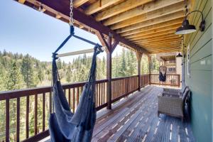 Balkón nebo terasa v ubytování Lake Arrowhead Getaway with Decks and Game Room!