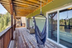 Balkón nebo terasa v ubytování Lake Arrowhead Getaway with Decks and Game Room!