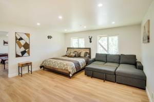 Posezení v ubytování Lake Arrowhead Getaway with Decks and Game Room!
