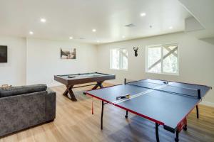 Fotografie z fotogalerie ubytování Lake Arrowhead Getaway with Decks and Game Room! v destinaci Lake Arrowhead