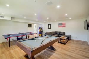 Stolní tenis v ubytování Lake Arrowhead Getaway with Decks and Game Room! nebo okolí