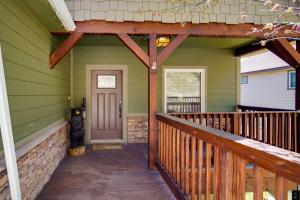 Fotografie z fotogalerie ubytování Lake Arrowhead Getaway with Decks and Game Room! v destinaci Lake Arrowhead