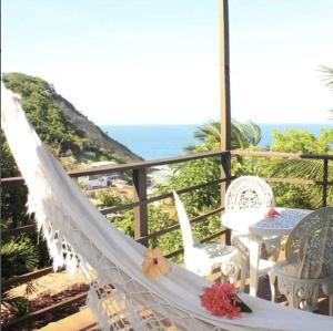 莫罗圣保罗Morro Hostel e Pousada的海景阳台