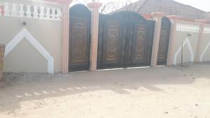 una cerca blanca con una puerta delante de una casa en Sohna's Paradise Residence, 