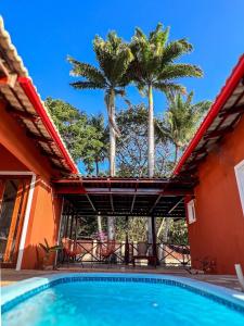 uma casa com piscina e palmeiras em Casa Sapoti - 3 Suítes no centro em Pipa