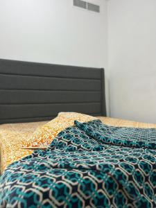 Postel nebo postele na pokoji v ubytování Cozy Shared Retreat One-Bedroom Gem