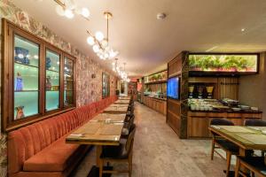 a restaurant with long tables and a bar at Ayramin Deluxe Hotel Taksim in Istanbul