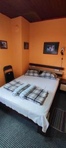 1 dormitorio con 1 cama grande con sábanas blancas en Стаи за гости ОРЕХА Троян Private rooms Oreha en Troyan