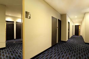 Postel nebo postele na pokoji v ubytování AI Hotel Jakarta Thamrin