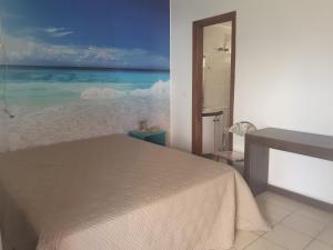 Un dormitorio con una cama y vista al mar. en APARTAMENTO EM CONDOMÍNIO- acolhedor-FRENTE MAR-ENSEADA-TORTUGA, en Guarujá 30 fotos más