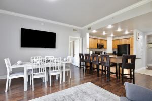 a kitchen and dining room with a white table and chairs at New In The Market 3bd Apartment With Wide View! in Kissimmee